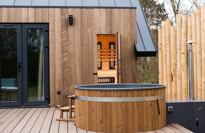 Huisje met sauna en hottub in friesland buitenkant wellness lodge