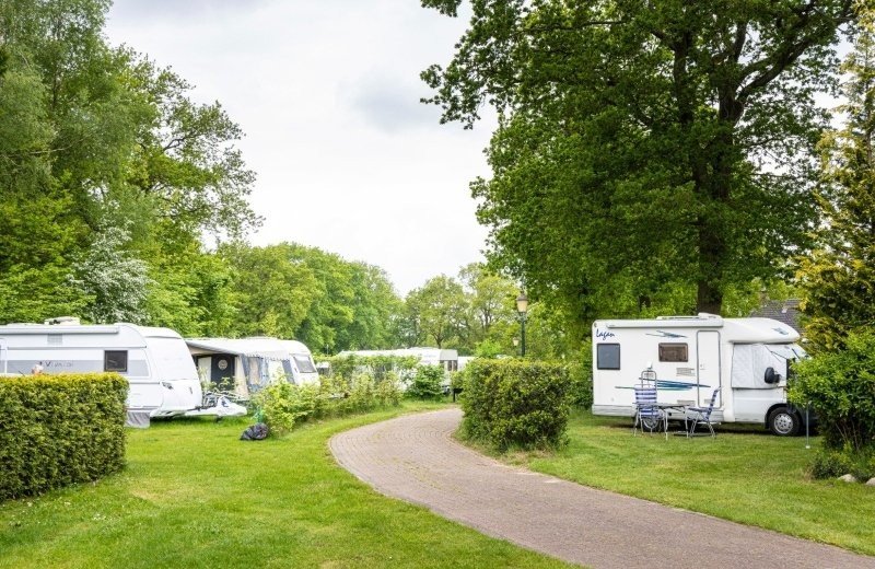 Ruime kampeerplaats in de natuur bij vakantiepark balk