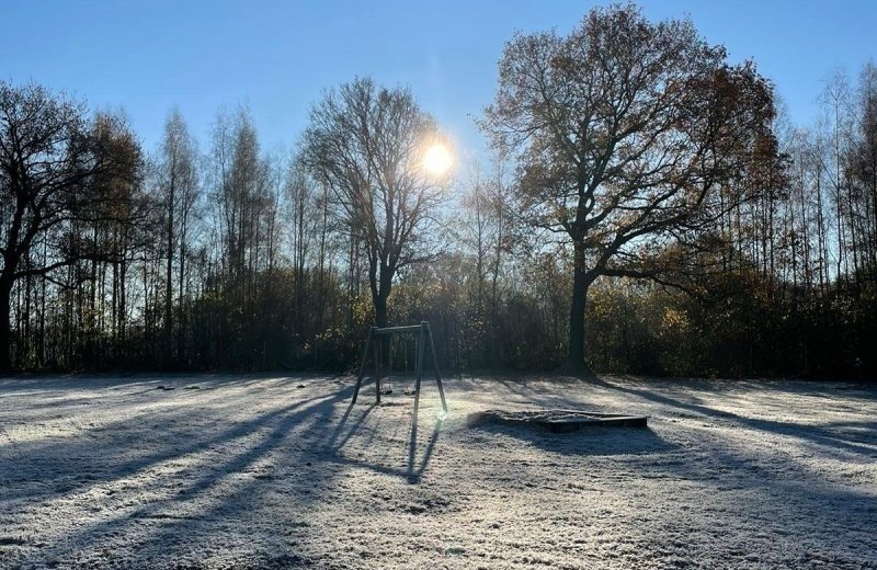 Sneeuw op kampeerplaats recreatiepark de bosrand friesland winterkamperen