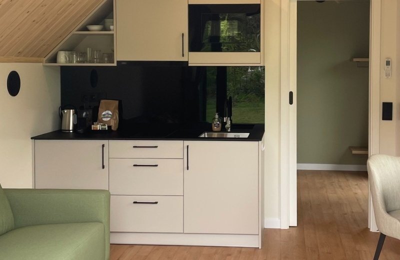 Woonkamer en keuken in huisje met sauna en hottub in friesland